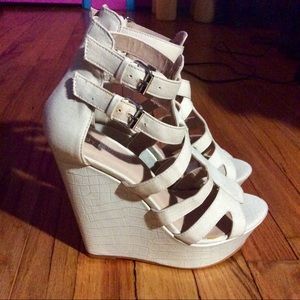 Shoe Dazzle Cream Chunky Wedge Heels